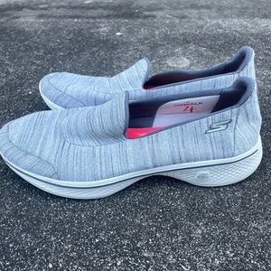 Skechers GoGa Max Go Walk 4 Gray Size 9